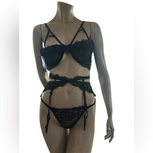 Oh La La Cheri Black 3pc Lace Bra & Garter Set- NWT